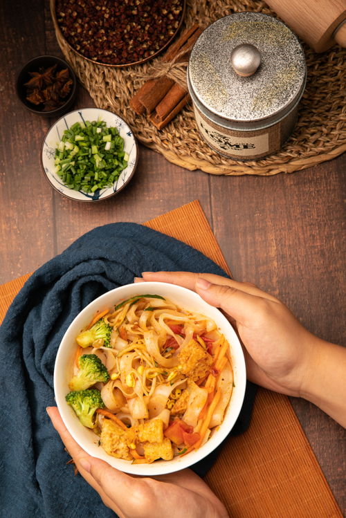 光影間的清涼滋味 拌涼皮美食攝影的藝術(shù)表達(dá)